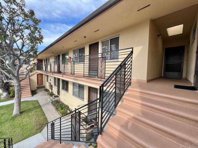 Building Photo - Charming 1 Bed / 1 Bath – Top-Floor Unit 800 Roswell #7