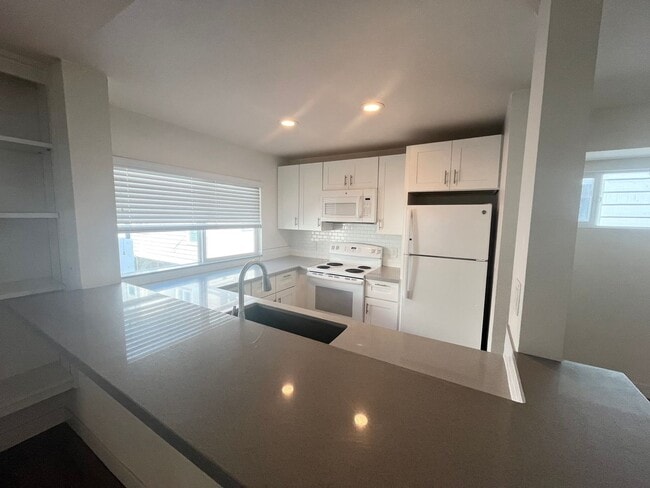 Photo - STUNNING 3BD/3BA TOWNHOME LESS THAN A BLOCK AWAY FROM THE BEACH!! 2 CAR TANDEM GARAGE INCLUDED! O...