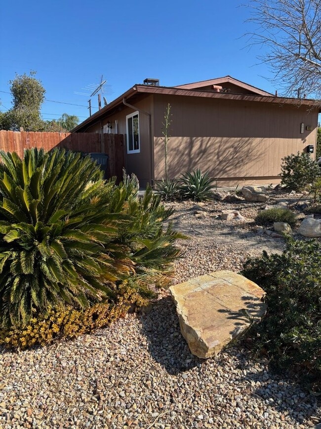 Building Photo - 421 Robinhood Ln Unit 3