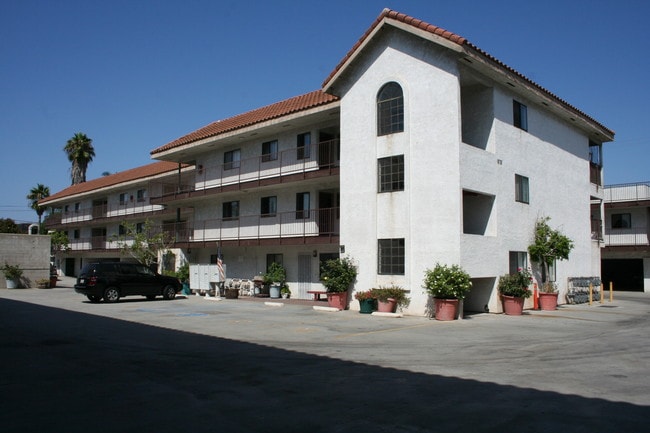 Building Photo - 2540 W Lincoln Ave Unit 101