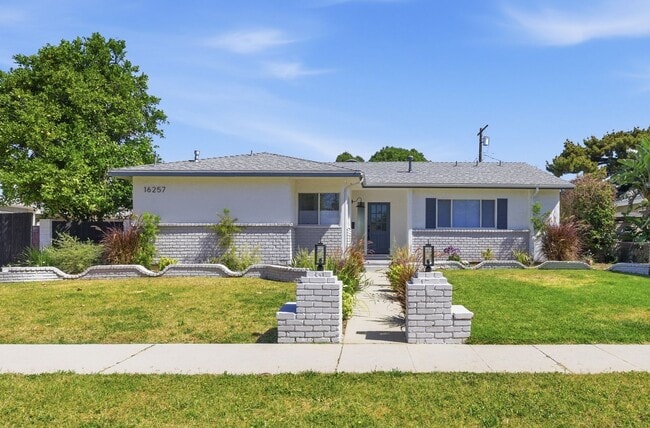 Building Photo - Beautiful modern 3 Bed + 3 Bath House + Pool + Garage