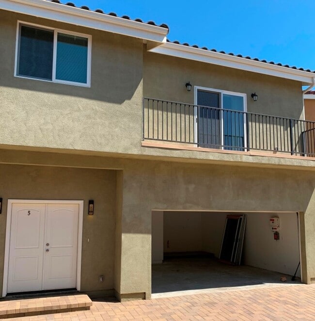 Building Photo - Upgraded 4+3.5 in Sylmar w/backyard + garage!