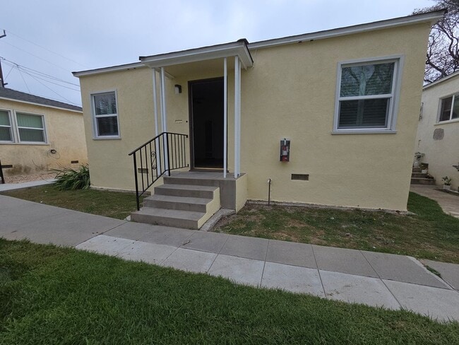 Building Photo - Wonderful 1 Bedroom 1 Bath Bungalow Unit 537  A