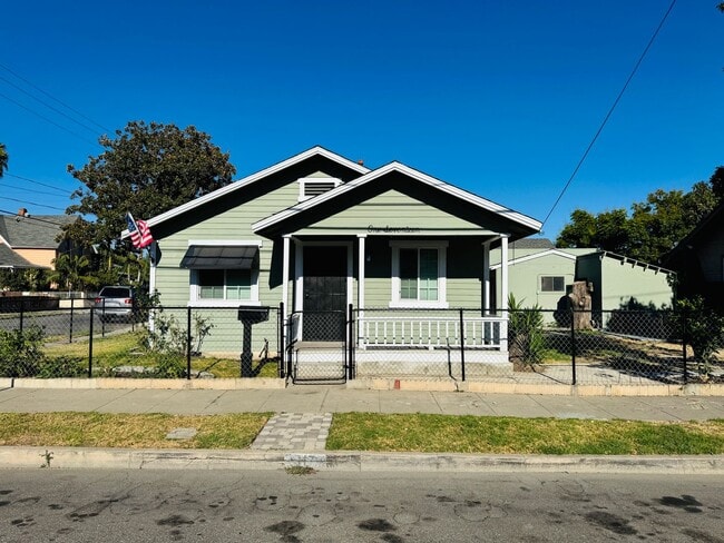 Building Photo - Charming Upgraded 2-Bedroom Home with Yard...