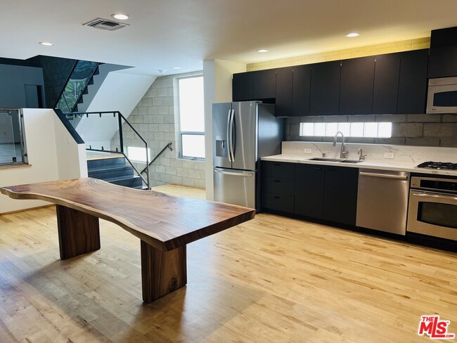 Building Photo - 6621 Melrose Ave Rental
