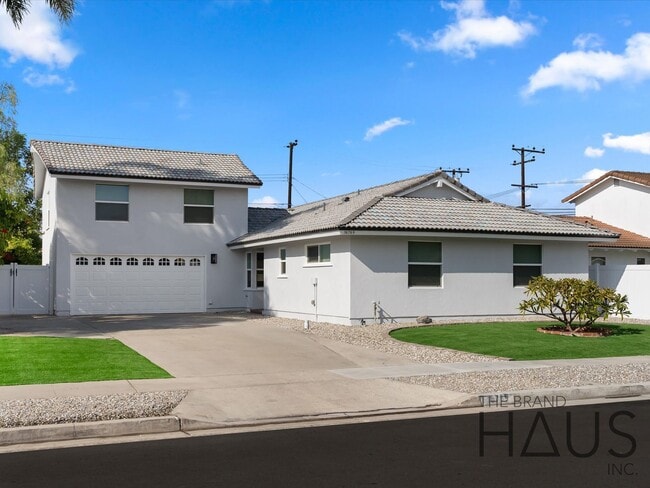 Building Photo - Two Primary Bedrooms, Pool, & Air Conditio...