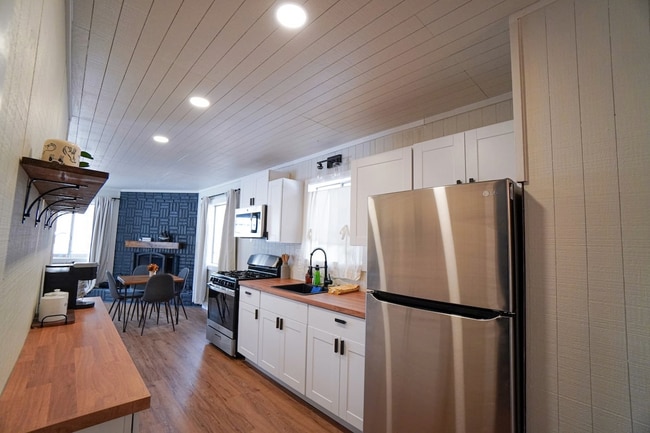 Photo - 405 Holmes Ln