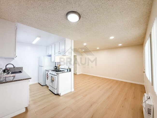 Photo - 5461 Kester Ave Unit 122