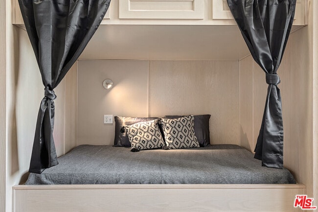 Photo - 630 W 28th St Unit 1