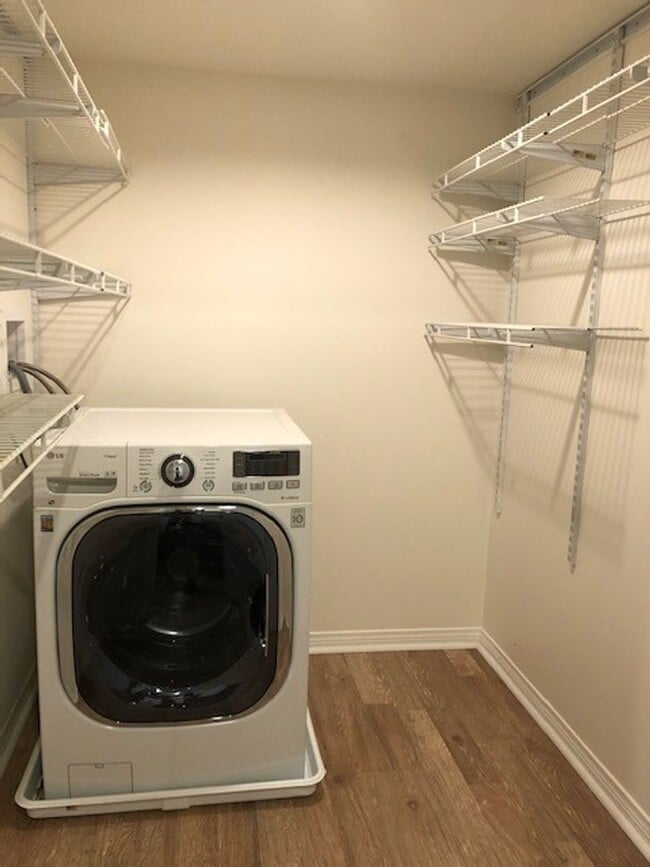 Photo - Los Caballeros #006 Unit 6B