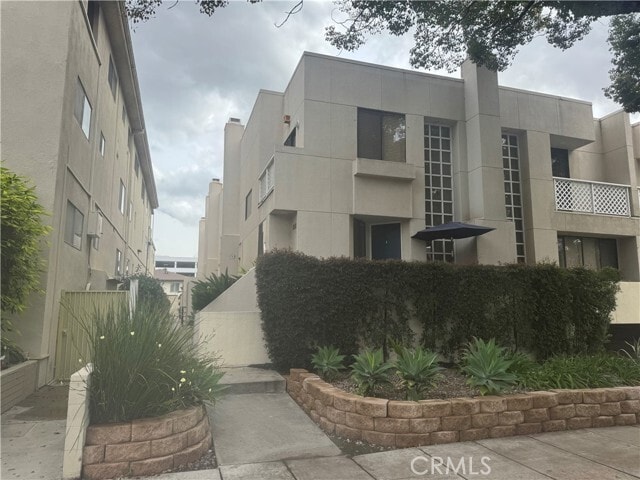 Building Photo - 278 S Oak Knoll Ave Unit 3