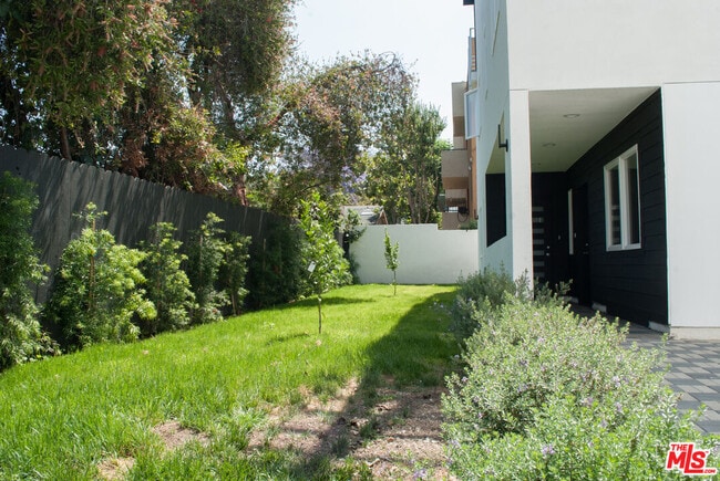 Photo - 5015 1/2 Marathon St