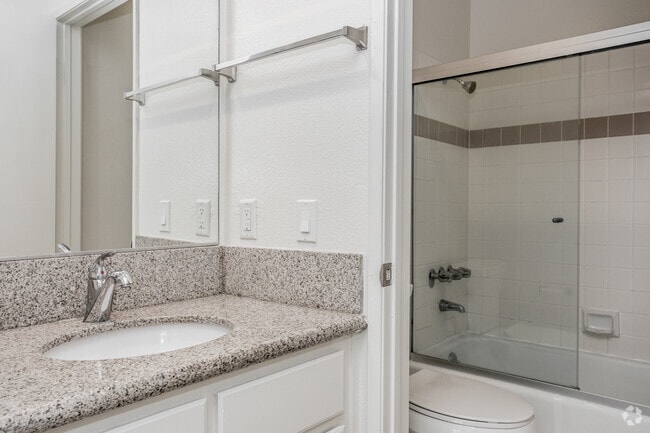 1BR, 1BA - 636 SF - Midvale Court Apartments Westwood