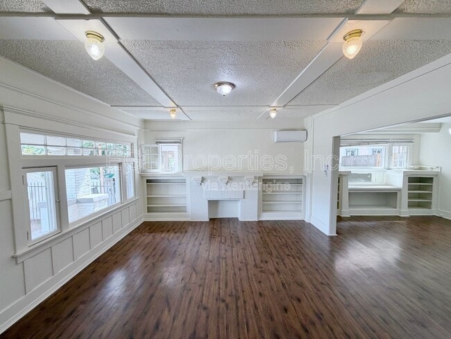 Photo - 860 W 56th St