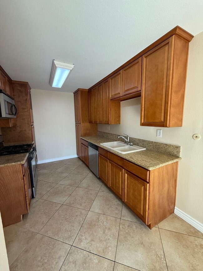 Photo - Must see !! 3 Bedroom Condo for Lease with...