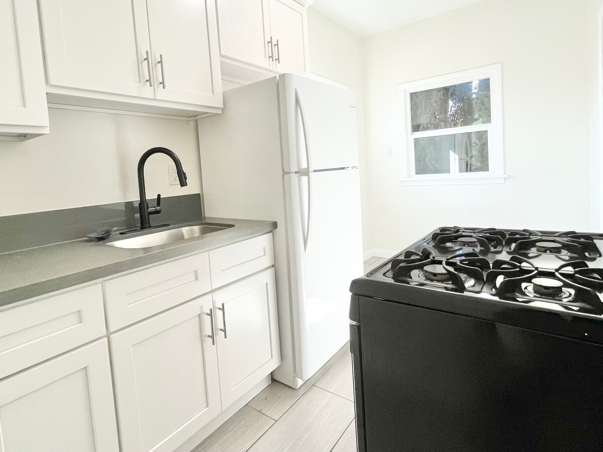 Photo - 704 W 54th St Apartment Unit 5
