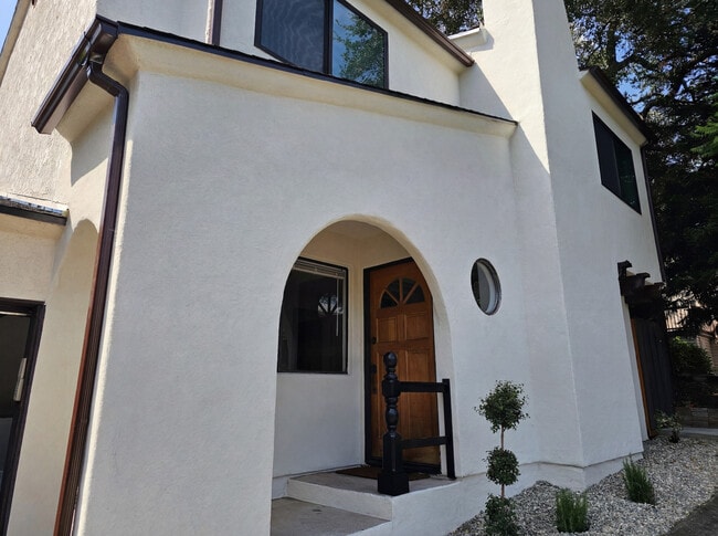 Entrance - 1615 Olive St Unit B