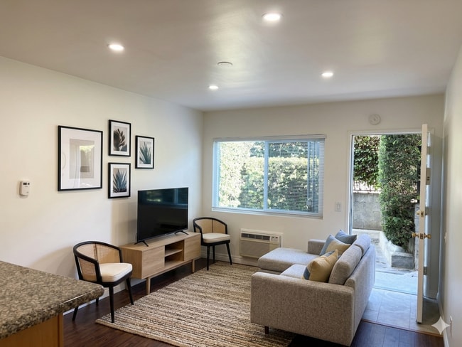 Building Photo - 1111 Tyler St Unit 1