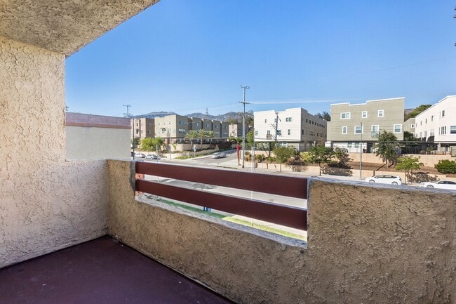 Building Photo - Updated 2 Bedroom Apartment! Unit 210