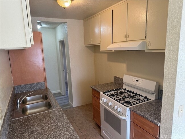 Photo - 1210 W 104th St