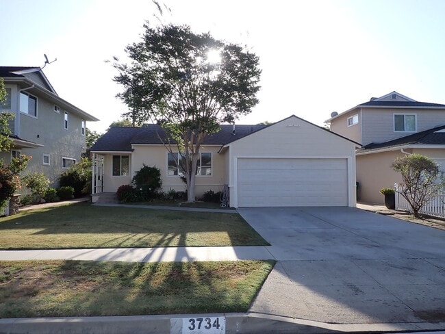 Building Photo - Single Family House in Desirable Neighborhood