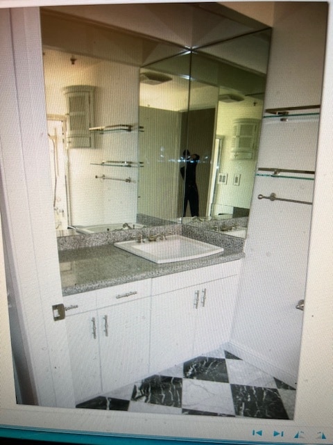 Bathroom - 410 S Barrington Ave Unit 200