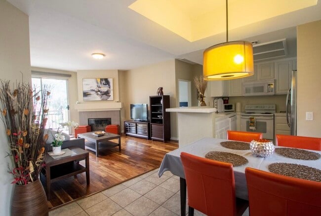 Building Photo - 2220 Camino de la Reina Unit 303