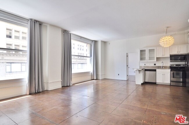 Building Photo - 215 W 7th St Unit 307