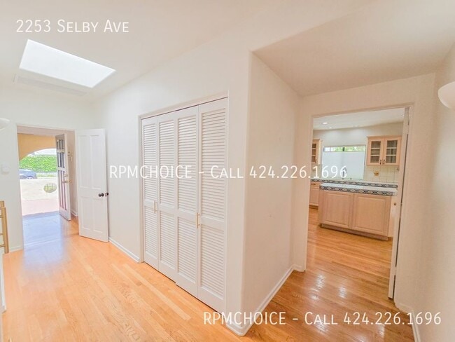 Photo - 2253 Selby Ave