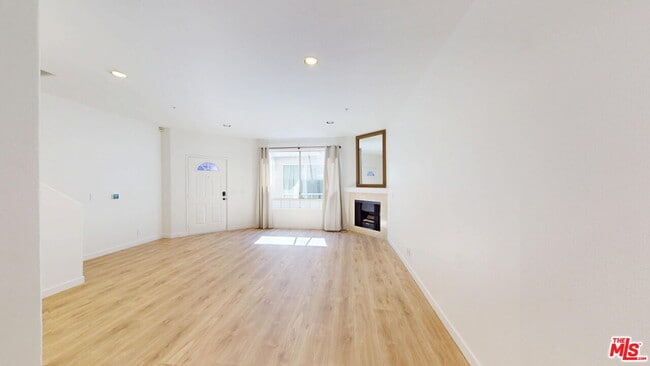 Photo - 18347 Saticoy St Unit 31