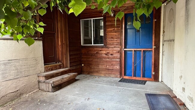 Building Photo - 1472 Silverwood Dr Unit UpperApartment
