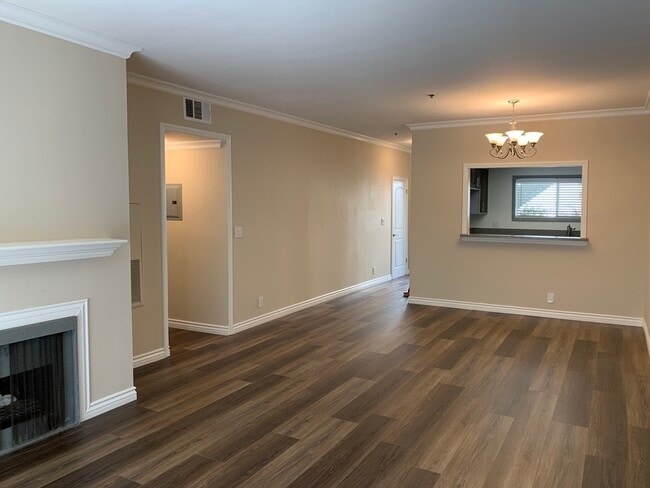 Photo - 2915 Montrose Ave Condo