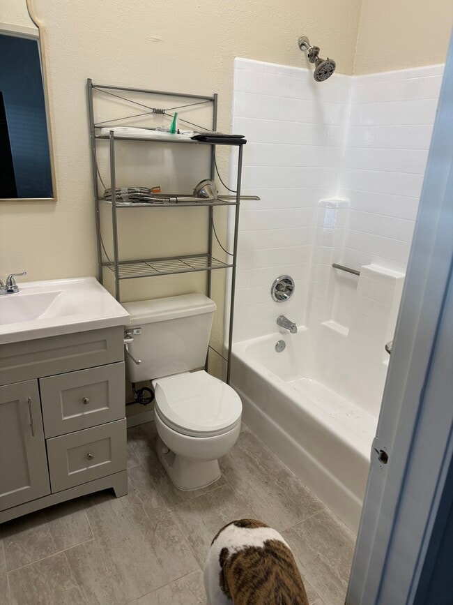 Master bathroom - 10824 Palms Blvd Unit 3