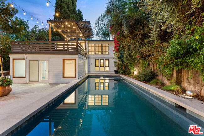 Building Photo - 1530 Elevado St