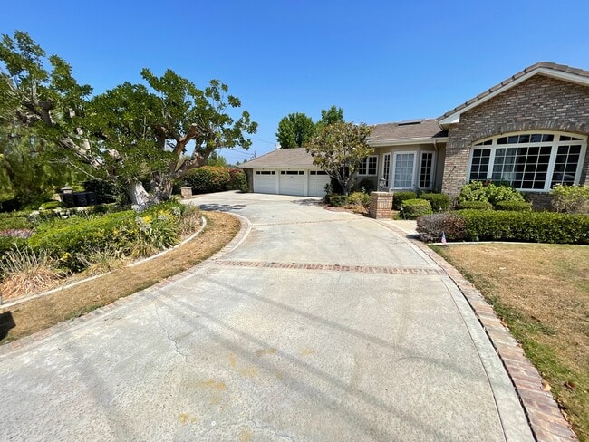 Photo - 19077 Oriente Dr