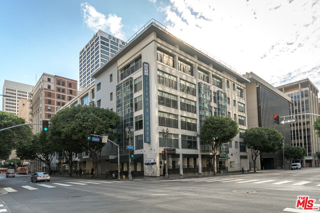 Building Photo - 630 W 6th St Unit 207