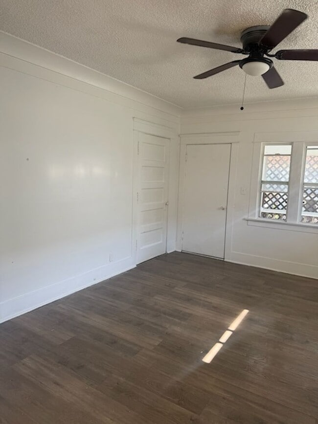 Photo - 833 W 42nd Pl Unit 835 1/2