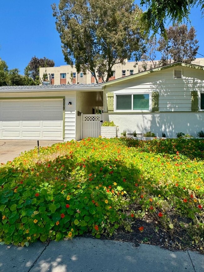Beautiful & Welcoming 3 Bed/2 Bath Walking... - Beautiful & Welcoming 3 Bed/2 Bath Walking... House