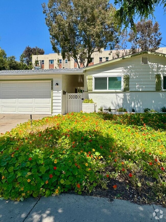 Building Photo - Beautiful & Welcoming 3 Bed/2 Bath Walking... Rental