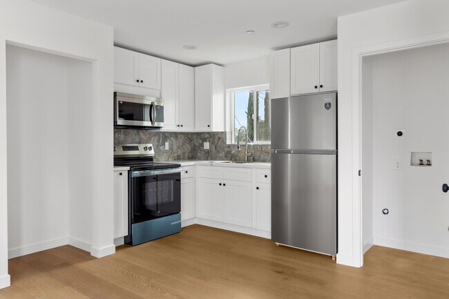 Photo - 15840 Chatsworth St