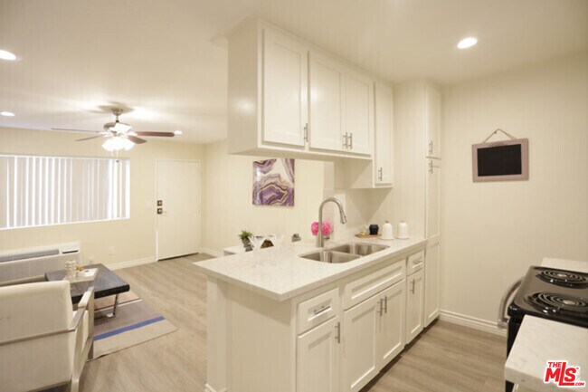 Photo - 536 S Manhattan Pl Unit 311