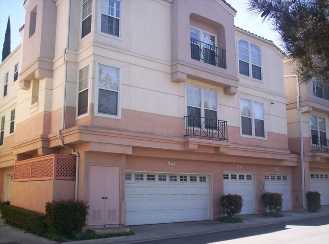 Building Photo - 3 Bedroom 2 Bathroom Condo for Rent in Anaheim Hills!
