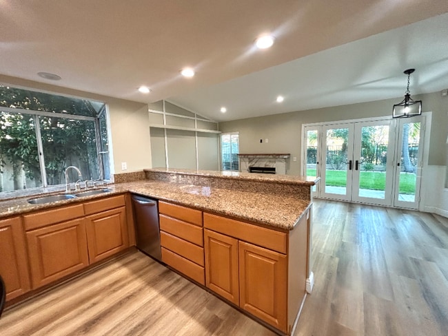 Photo - 1742 Oakview Way