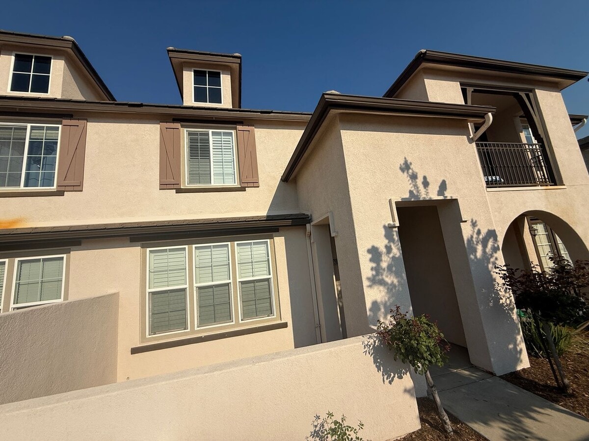 Photo - COMING SOON! 3 Bedroom Townhome for Rent i...