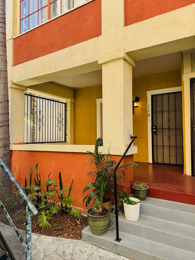 Front Porch - 116-122 W 9th St