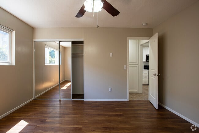 1BR/1BA with hardwood in the bedrooms - Country Squire Apartments