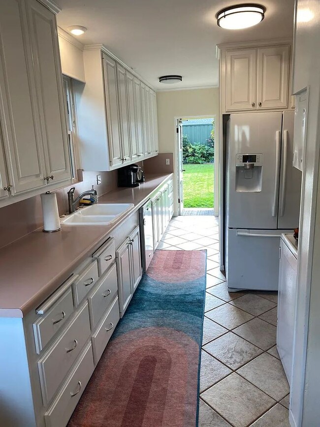 Photo - 4893 Niagara Ave