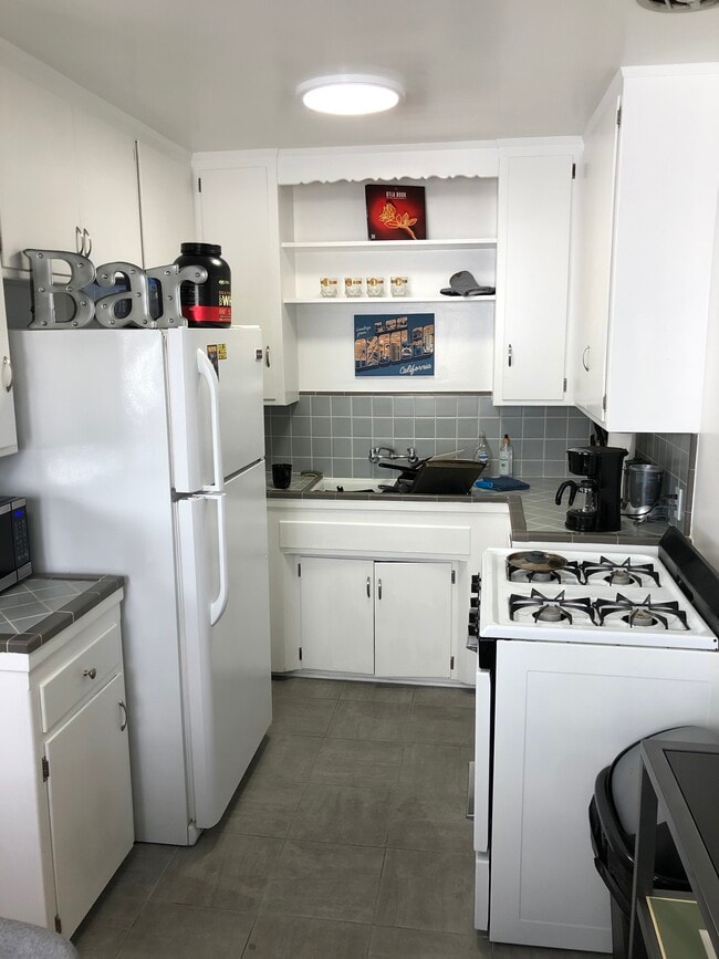 kitchen - goods/decorations not included - 7526 Fountain Ave Unit 1