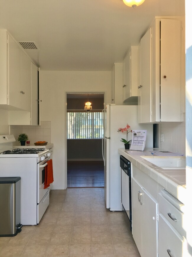 Building Photo - 5456 Village Green Unit 5456 Village Grn