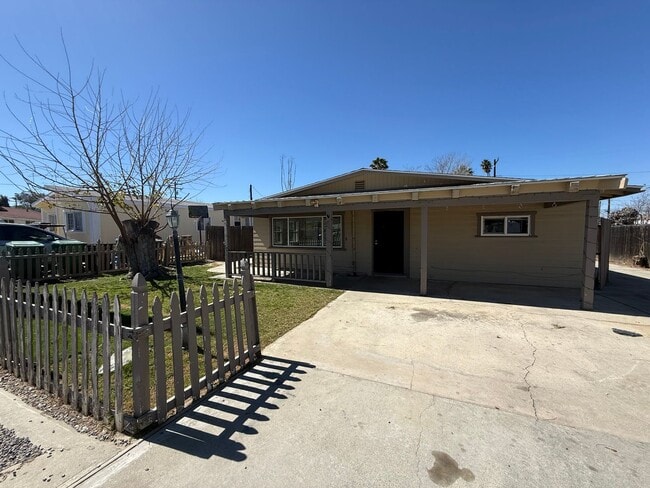 Building Photo - 3 Bedroom 1 Bath in Eat Hemet!
